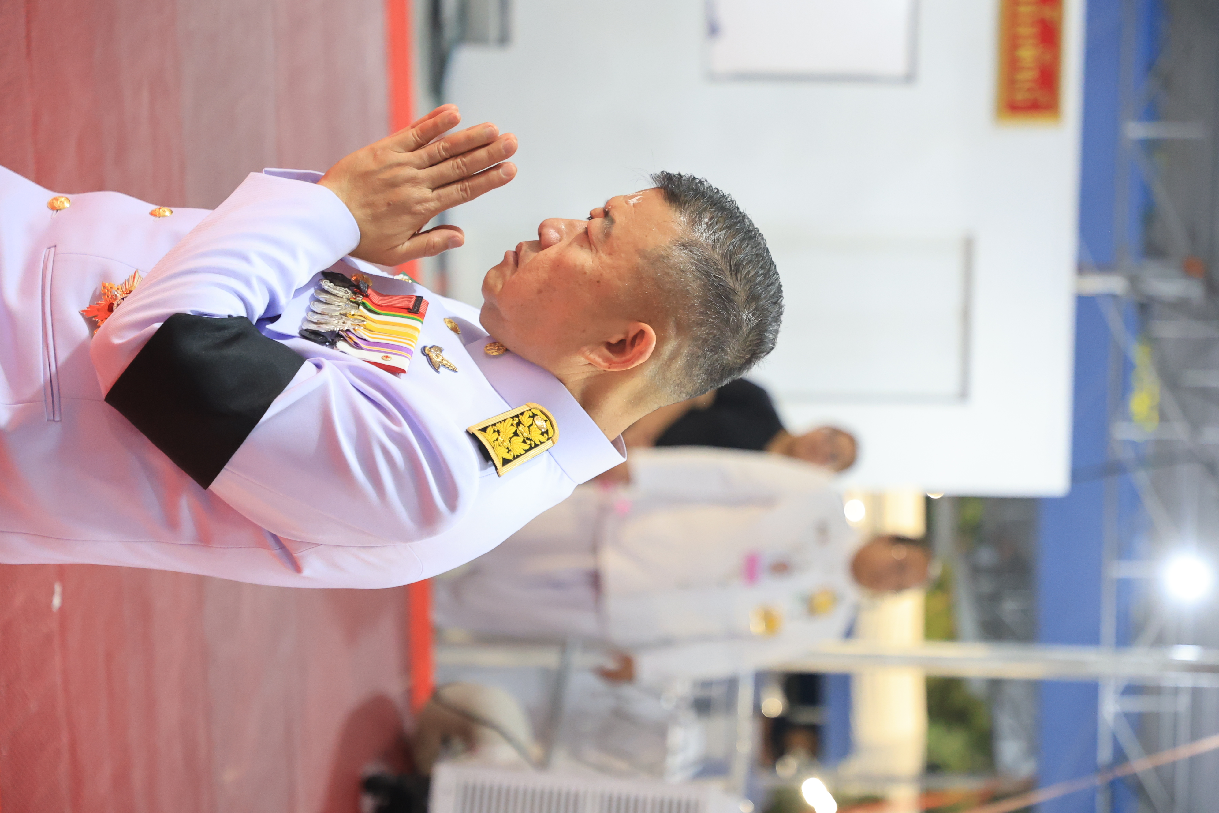title - ปลัดเกษตรฯ ผู้ทำหน้าที่พระยาแรกนา พร้อมด้วยเทพีคู่หาบทองและเทพีคู่หาบเงิน ทำพิธีล้างมือพระยาแรกนา และเจิมหน้าพระโค
